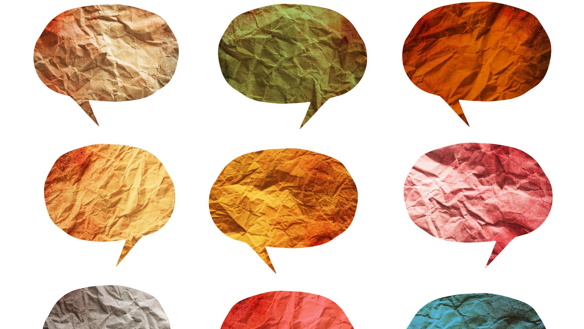 Eine Grafik zum Thema Mehrsprachigkeit: Sprechblasen aus Papier und in verschiedenen Farben sind auf einem weißen Hintergrund. Eine Grafik zum Thema Mehrsprachigkeit: Sprechblasen aus Papier und in verschiedenen Farben sind auf einem weißen Hintergrund.