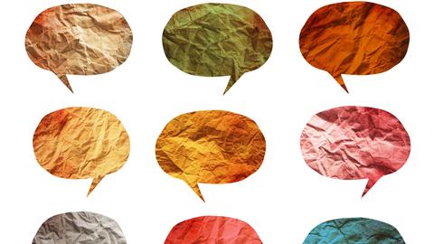 Eine Grafik zum Thema Mehrsprachigkeit: Sprechblasen aus Papier und in verschiedenen Farben sind auf einem weißen Hintergrund. Eine Grafik zum Thema Mehrsprachigkeit: Sprechblasen aus Papier und in verschiedenen Farben sind auf einem weißen Hintergrund.