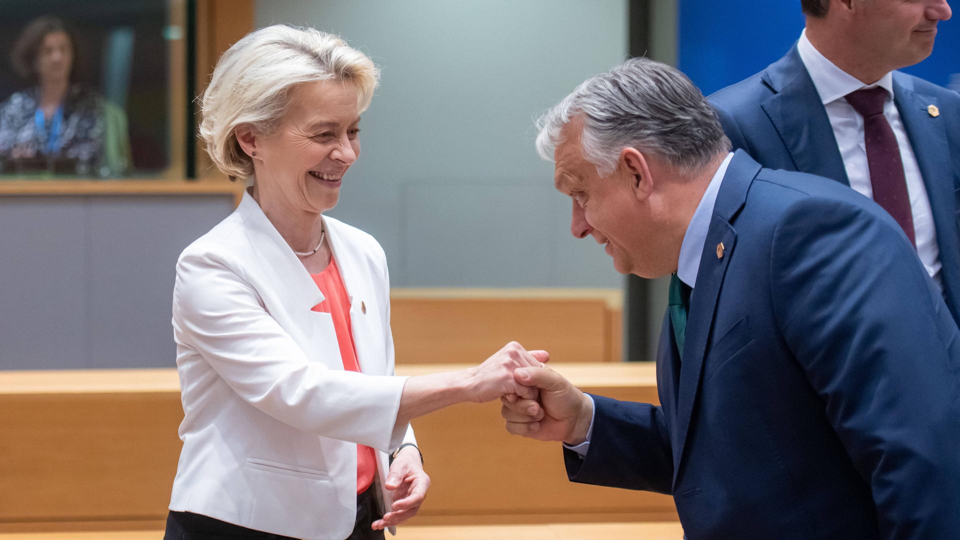Ursula von der Leyen und der ungarische Ministerpräsident Viktor Orban am runden Tisch während des informellen EU-Gipfels. 