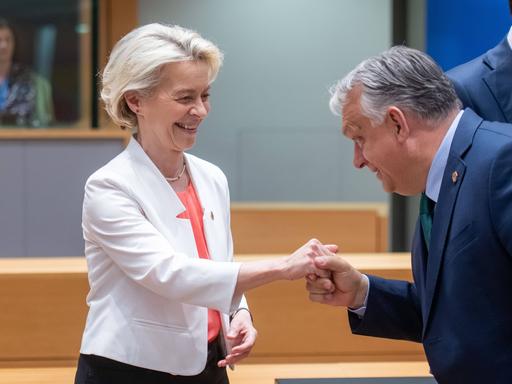 Ursula von der Leyen und der ungarische Ministerpräsident Viktor Orban am runden Tisch während des informellen EU-Gipfels. 