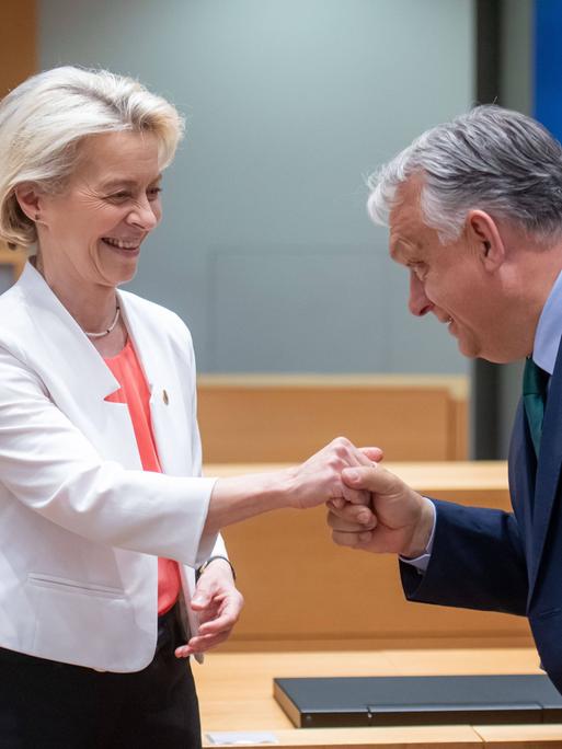 Die Präsidentin des Europäischen Rates Ursula Von Der Leyen und der ungarische Ministerpräsident Viktor Orban am runden Tisch während des informellen EU-Gipfels. Bei dem Treffen werden unter anderem die Ergebnisse der Europawahlen und die Besetzung von Spitzenpositionen diskutiert.