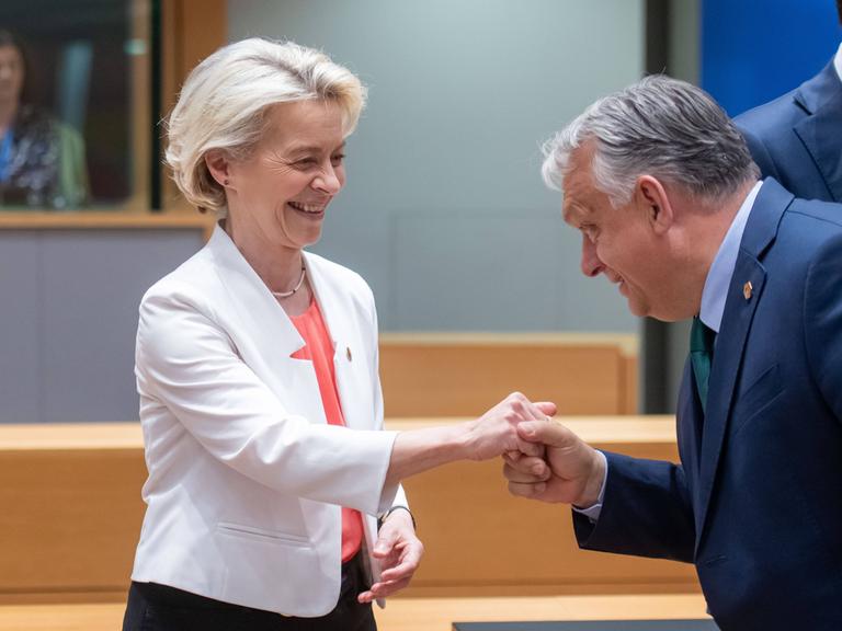 Die Präsidentin des Europäischen Rates Ursula Von Der Leyen und der ungarische Ministerpräsident Viktor Orban am runden Tisch während des informellen EU-Gipfels. Bei dem Treffen werden unter anderem die Ergebnisse der Europawahlen und die Besetzung von Spitzenpositionen diskutiert.