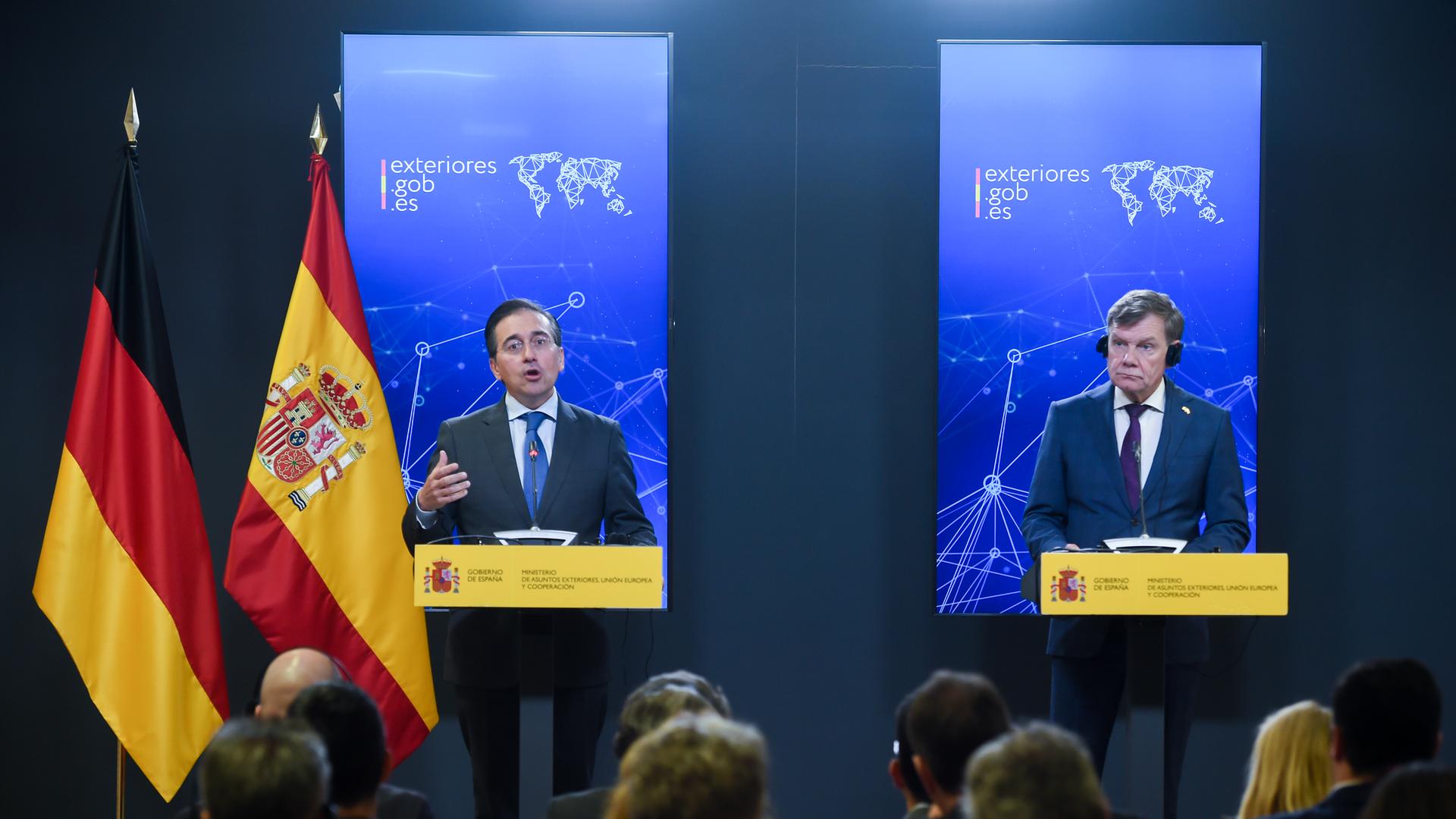 Spaniens Außenminister José Manuel Albares (links) und Deutschlands Außenminister Johann Wadephul geben eine Pressekonferenz im Anschluss an ihr Treffen im Palacio de Viana in Madrid. 