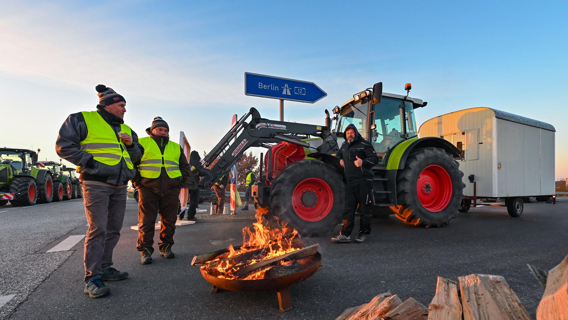 Brandenburg, Jacobsdorf: Landwirte blockieren am frühen Morgen mit einem Traktor die Auffahrt auf die Autobahn A12 in Richtung Berlin.
