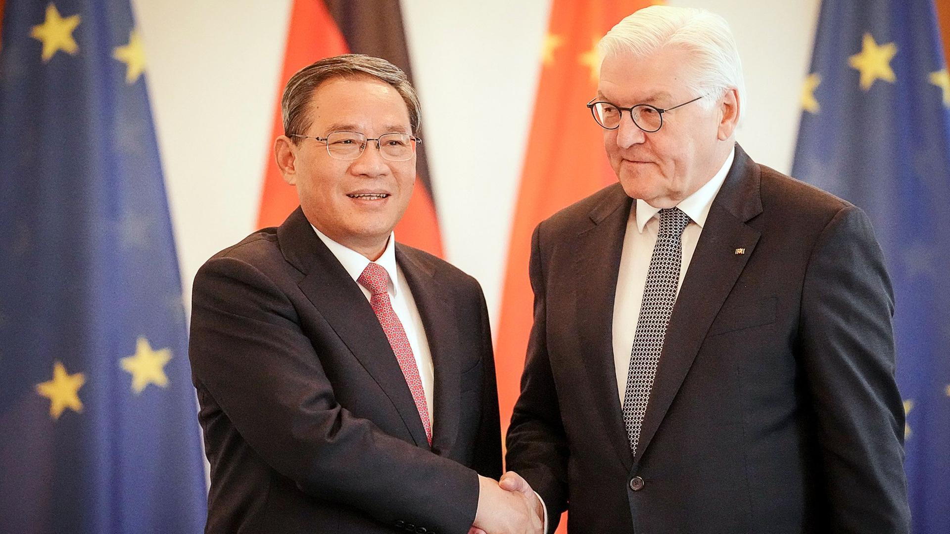 Berlin: Bundespräsident Frank-Walter Steinmeier (r) empfängt zum Auftakt des Deutschland-Besuchs der chinesischen Regierung Li Qiang, Ministerpräsident von China, im Schloss Bellevue. Es ist Li Qiangs erste Auslandsreise seit seinem Amtsantritt im März.