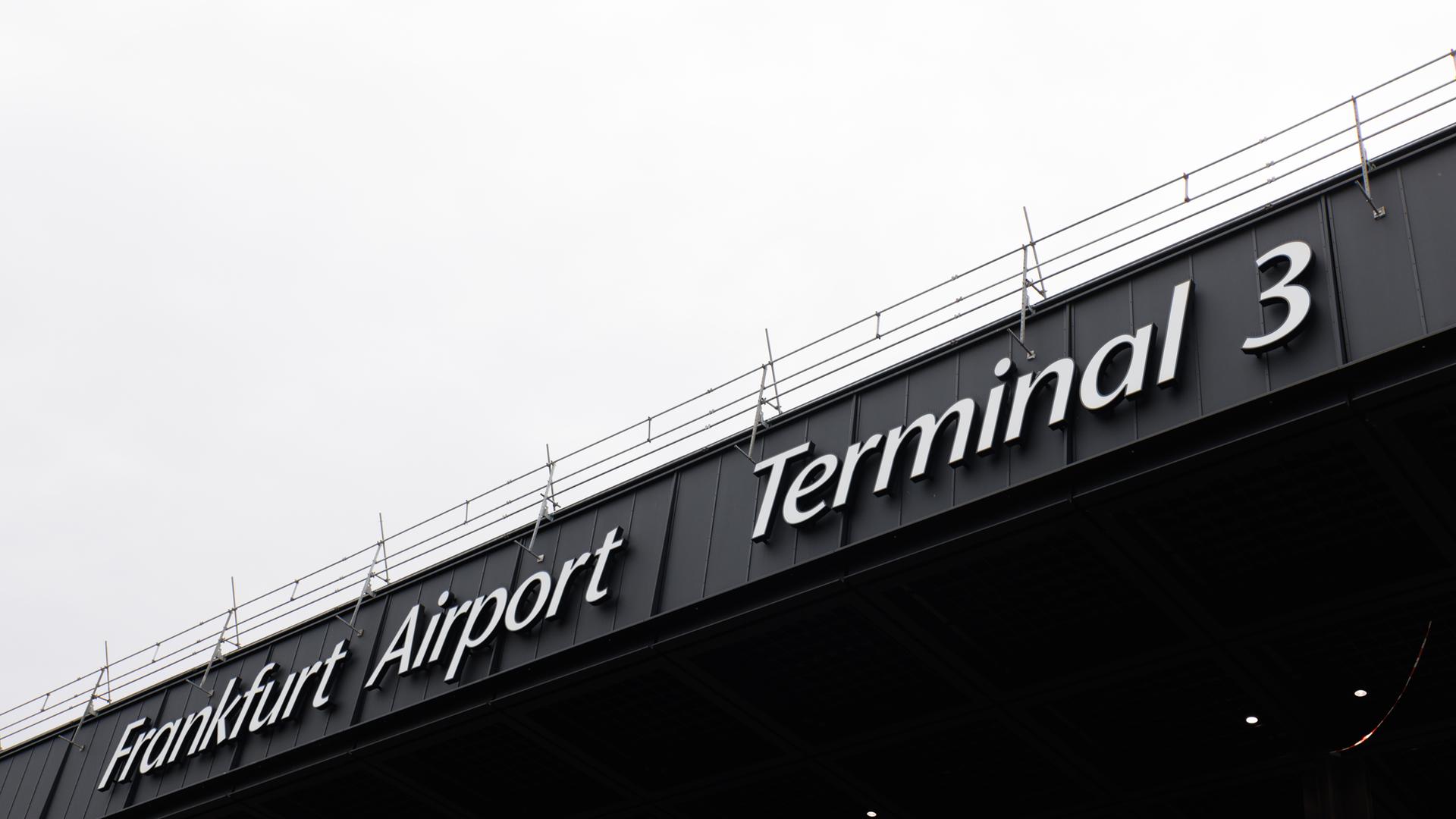 "Frankfurt Airport Terminal 3" steht außen am Dach der Halle.