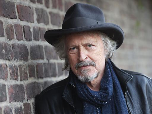 Wolfgang Niedecken, Musiker und Sänger, steht am StraÃenrand. Niedecken veröffentlicht ein Soloalbum zu Bob Dylan. Er widmet dem Singer-Songwriter und Nobelpreisträger ein sehr spezielles Album.