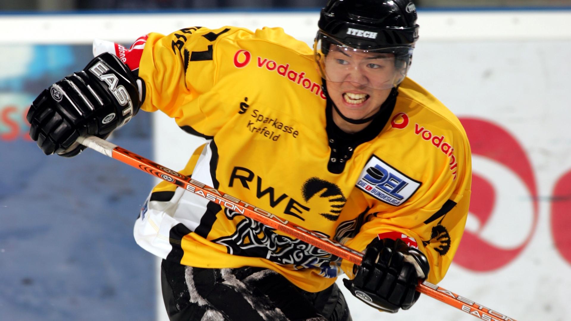 Martin Hyun. Ein Eishockeyspieler in Schutzkleidung steht in einer Halle auf dem Eis