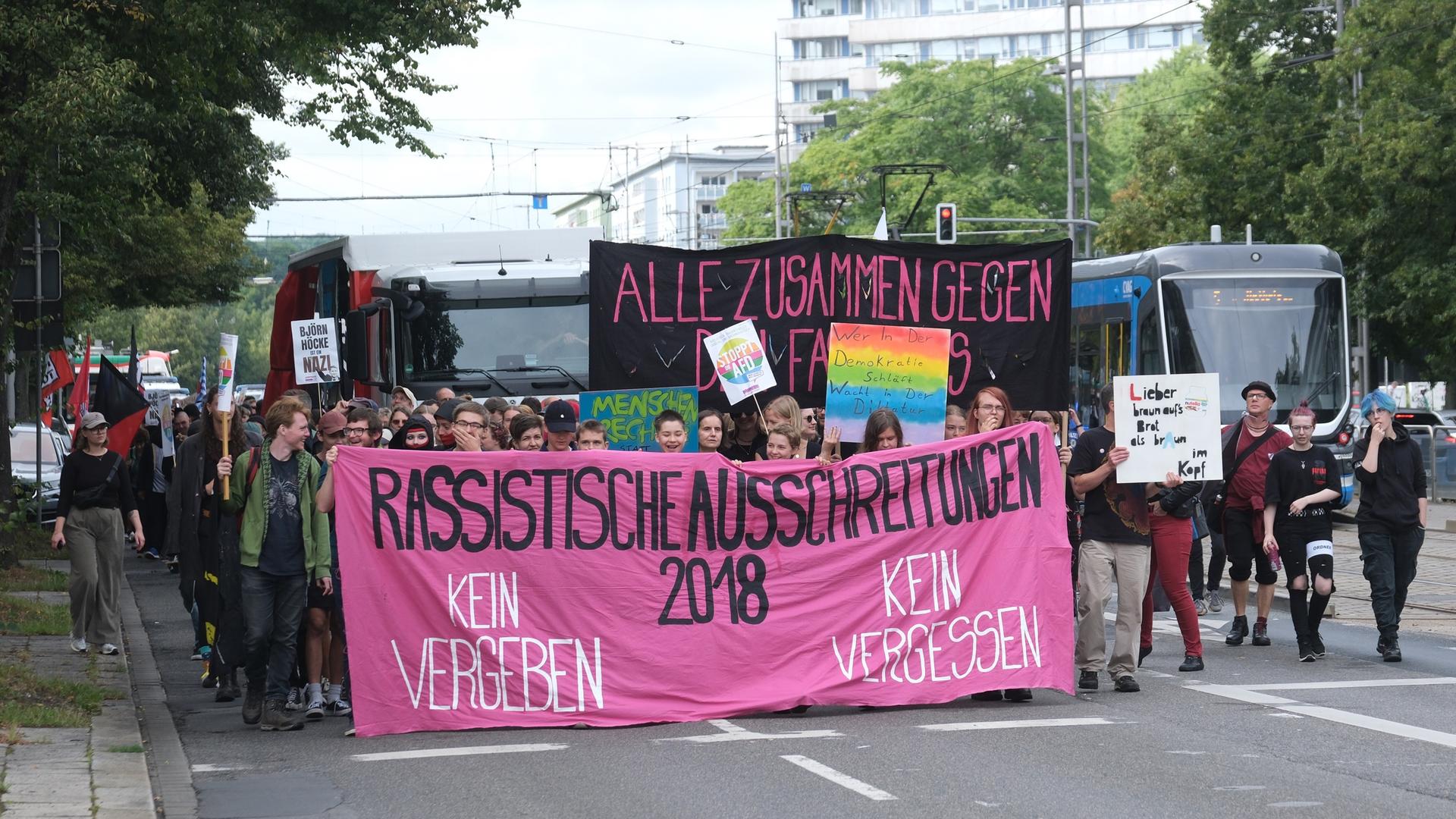 Fünf Jahre Nach Rechtsextremen Ausschreitungen - Hunderte Demonstrieren ...