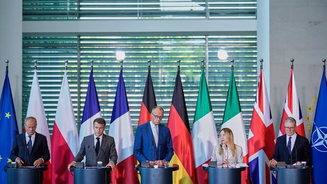 Donald Tusk, Emmanuel Macron, Friedrich Merz, Giorgia Meloni und Keir Starmer stehen bei einer Pressekonferenz nebeneinander.