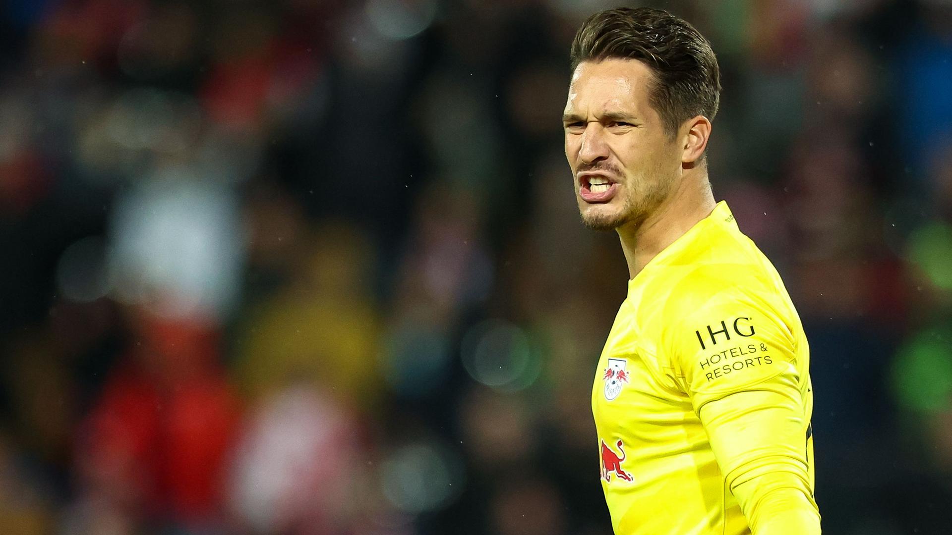 Der Leipziger Torwart Janis Blaswich in einem gelben Leipzig-Trikot auf dem Platz. Der Leipziger Torwart Janis Blaswich in einem gelben Leipzig-Trikot auf dem Platz.