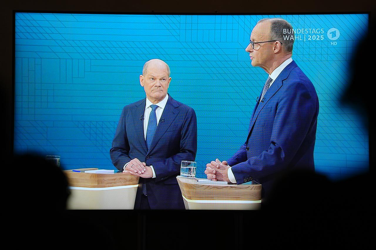 Bundes-Kanzler Olaf Scholz (SPD, links) und Friedrich Merz (CDU, rechts) beim Streit-Gespräch im Fernsehen.