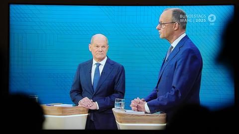 Journalisten beobachten das TV-Duell von ARD und ZDF mit Bundeskanzler Olaf Scholz (SPD, l) und Friedrich Merz, Unions-Kanzlerkandidat und CDU-Bundesvorsitzender, am Studio Berlin-Adlershof.