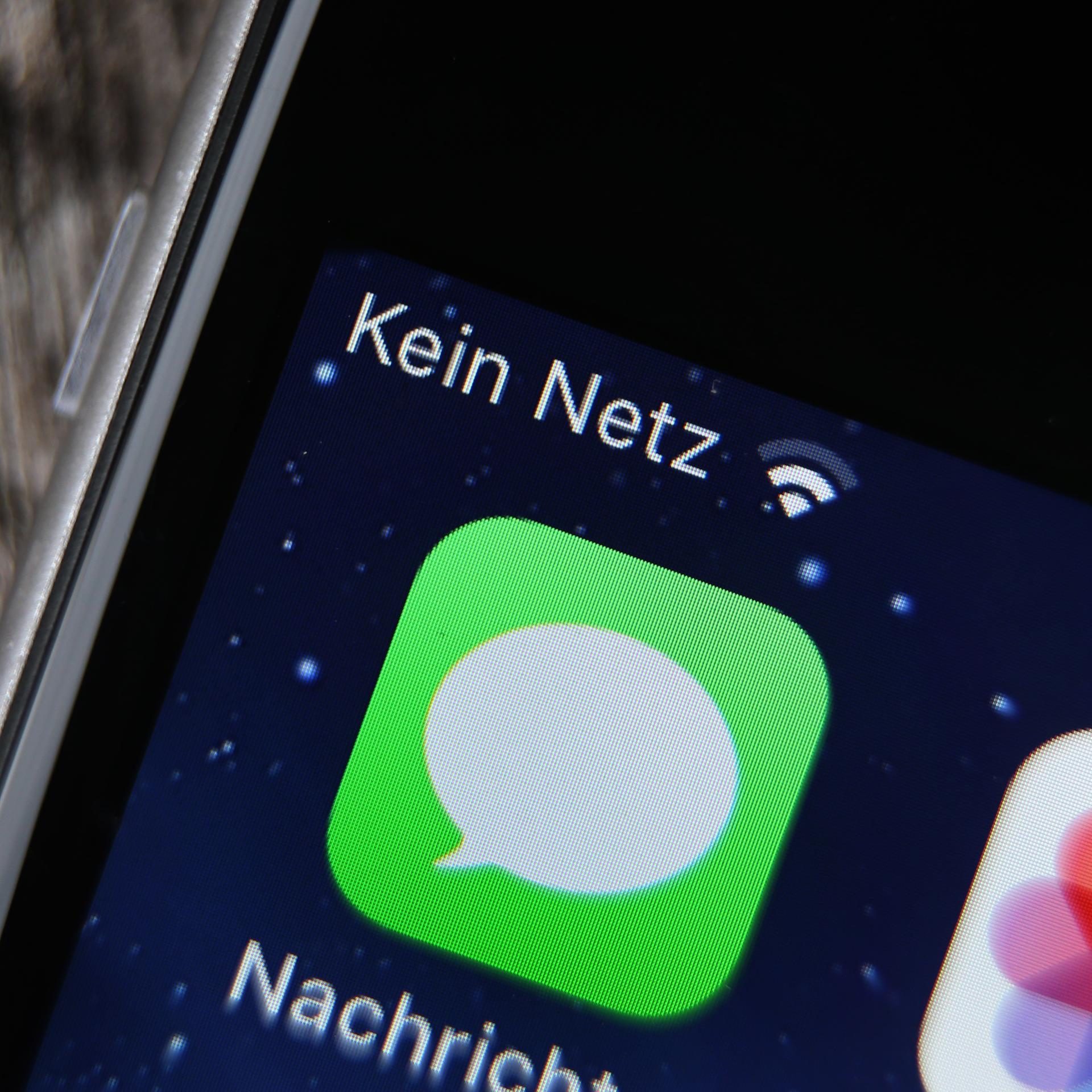 Die Aufschrift "Kein Netz" ist auf dem Bildschirm eines Mobiltelefons zu sehen.