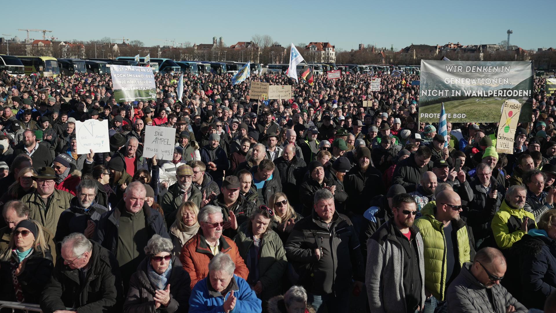 Menschen nehmen an der Demonstration des Bündnisses "Hand in Hand für unser Land" auf der Theresienwiese in München teil. Das Motto lautet "Der Mittelstand steht auf". Menschen nehmen an der Demonstration des Bündnisses "Hand in Hand für unser Land" auf der Theresienwiese in München teil. Das Motto lautet "Der Mittelstand steht auf".