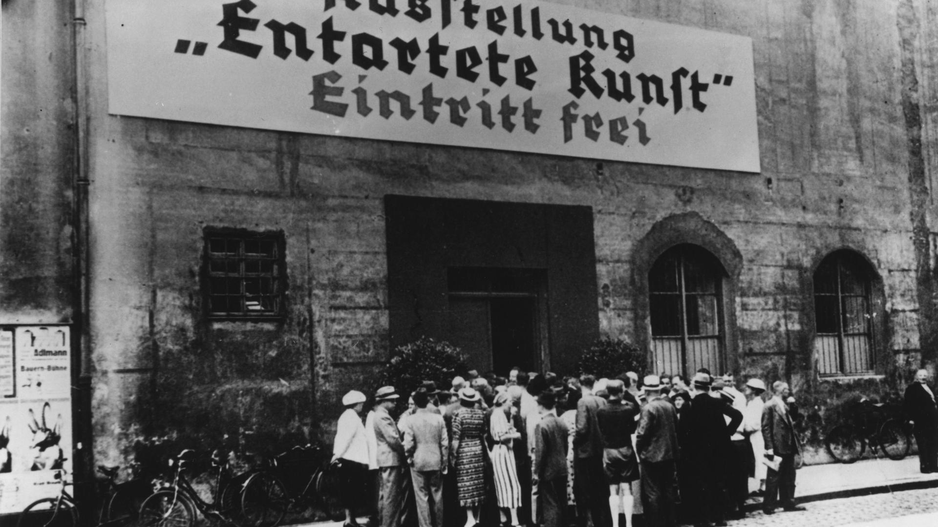 München, 19. Juli bis 30. November 1937: Ausstellung Entartete Kunst in der leergeräumten Abgusssammlung des Archäologischen Instituts am Hofgarten, Galeriestraße 4. Publikumsandrang vor der Ausstellung. Foto.