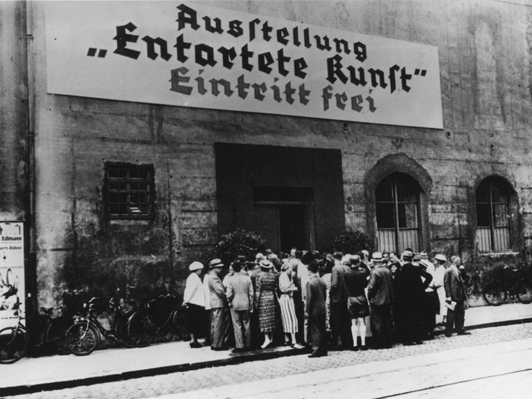 München, 19. Juli bis 30. November 1937: Ausstellung Entartete Kunst in der leergeräumten Abgusssammlung des Archäologischen Instituts am Hofgarten, Galeriestraße 4. Publikumsandrang vor der Ausstellung. Foto.