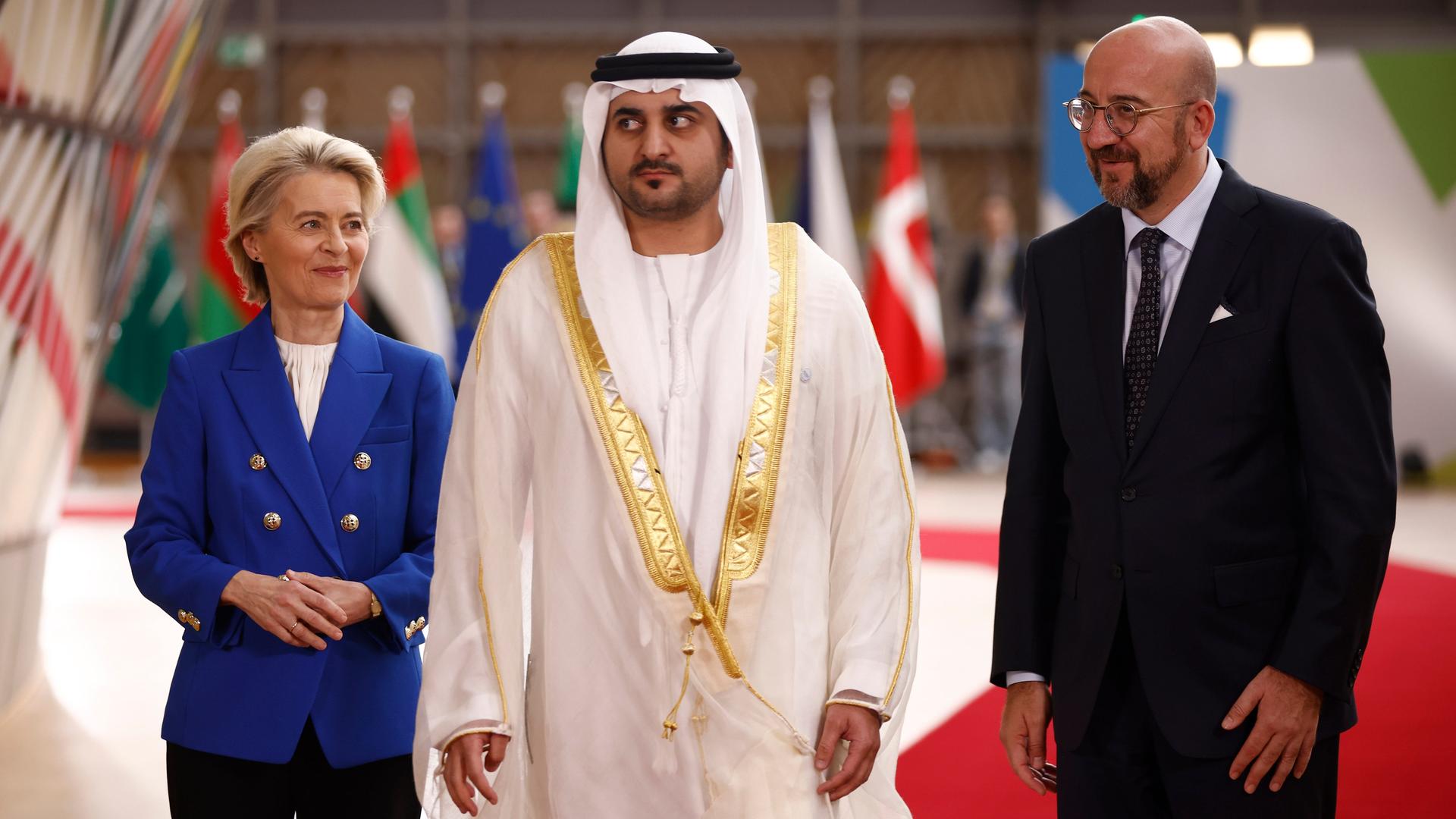 Charles Michel und Ursula von der Leyen begrüßen Scheich Maktoum Bin Mohammed Bin Rashid Al Maktoum auf einem roten Teppich und lächeln den Fotografen zu.