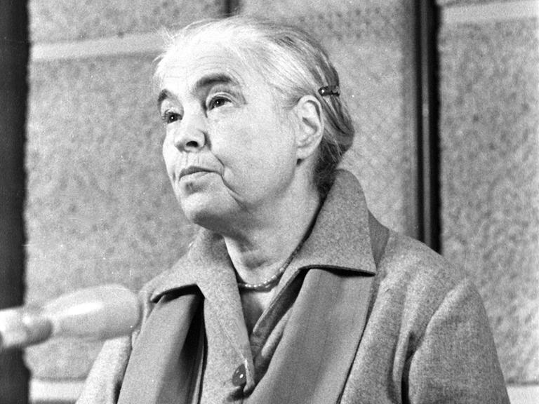 Anna Seghers während einer Lesung in der DDR 1962.