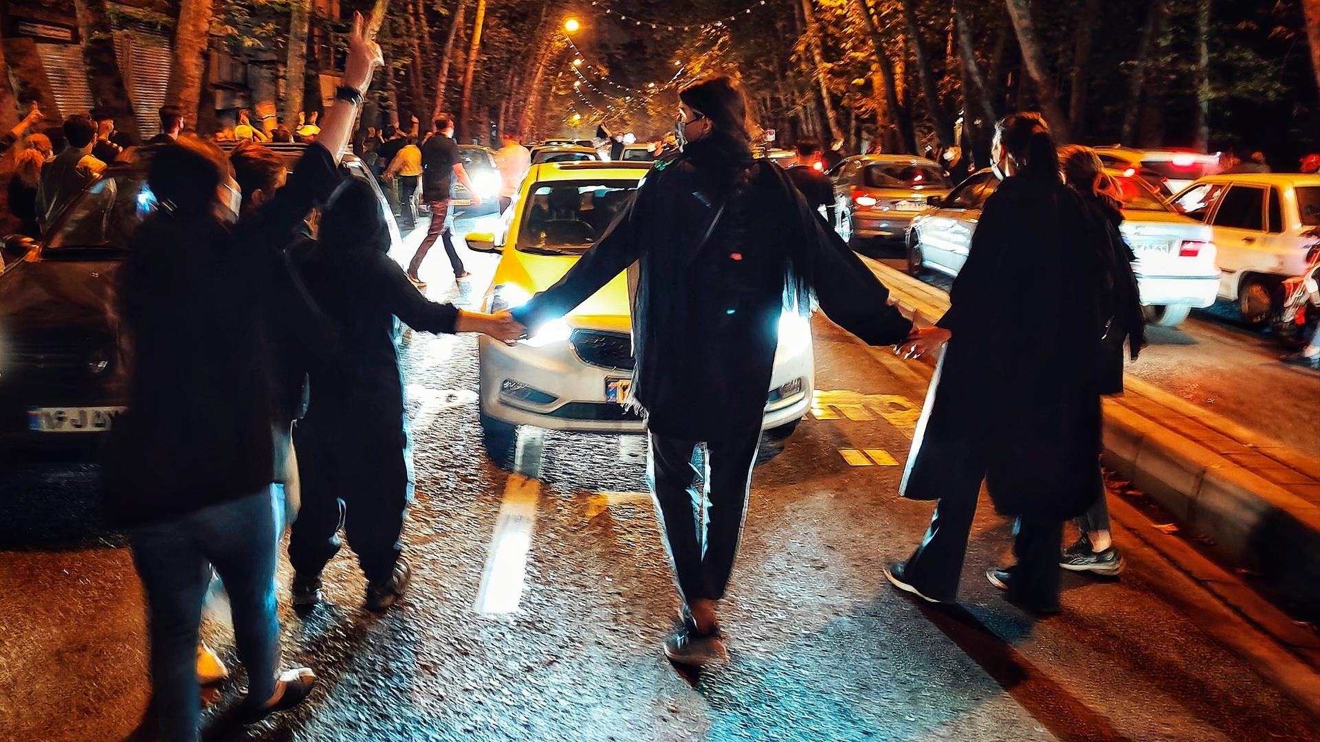 Das Foto von Oktober 2022 zeigt abendliche Proteste in Teheran.