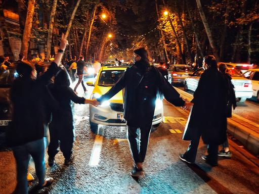 Das Foto von Oktober 2022 zeigt abendliche Proteste in Teheran.