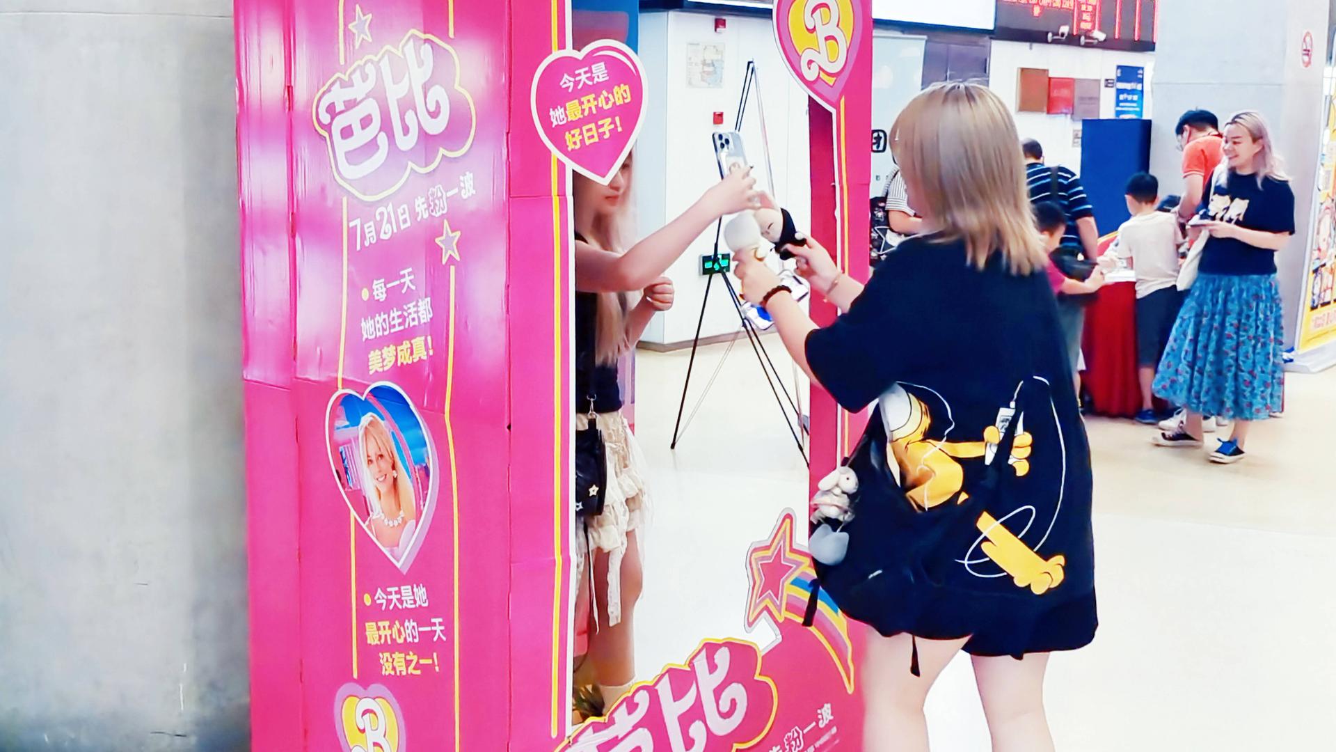 Eine Frau vor einem Barbie-Spiegel. Eine Frau vor einem Barbie-Spiegel.