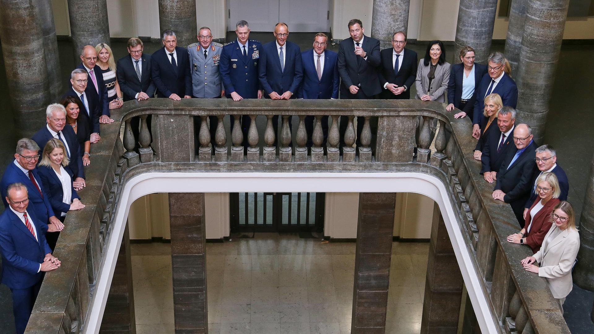 Die Mitglieder des Bundeskabinetts stehen im Treppenhaus des Verteidigungsministeriums. 