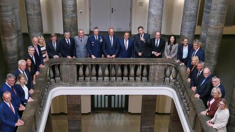 Die Mitglieder des Bundeskabinetts stehen im Treppenhaus des Verteidigungsministeriums. 