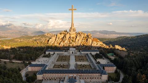 Blick auf das umstrittene Monument Valle de Cuelgamuros mit dem über 152 Metern höchsten freistehenden Kreuz der Welt. Es wurde zwischen 1940 und 1958 im Auftrag des Diktators Francisco Franco errichtet. 