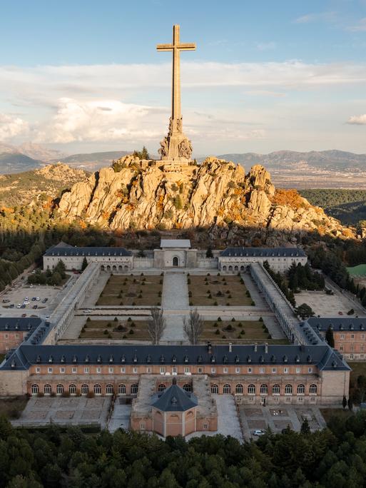 Blick auf das umstrittene Monument Valle de Cuelgamuros mit dem über 152 Metern höchsten freistehenden Kreuz der Welt. Es wurde zwischen 1940 und 1958 im Auftrag des Diktators Francisco Franco errichtet. Blick auf das umstrittene Monument Valle de Cuelgamuros mit dem über 152 Metern höchsten freistehenden Kreuz der Welt. Es wurde zwischen 1940 und 1958 im Auftrag des Diktators Francisco Franco errichtet.