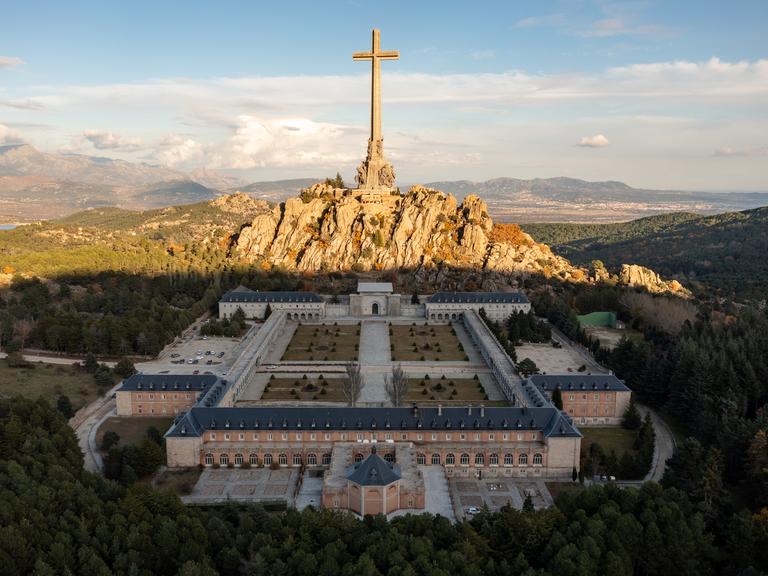 Blick auf das umstrittene Monument Valle de Cuelgamuros mit dem über 152 Metern höchsten freistehenden Kreuz der Welt. Es wurde zwischen 1940 und 1958 im Auftrag des Diktators Francisco Franco errichtet. Blick auf das umstrittene Monument Valle de Cuelgamuros mit dem über 152 Metern höchsten freistehenden Kreuz der Welt. Es wurde zwischen 1940 und 1958 im Auftrag des Diktators Francisco Franco errichtet.