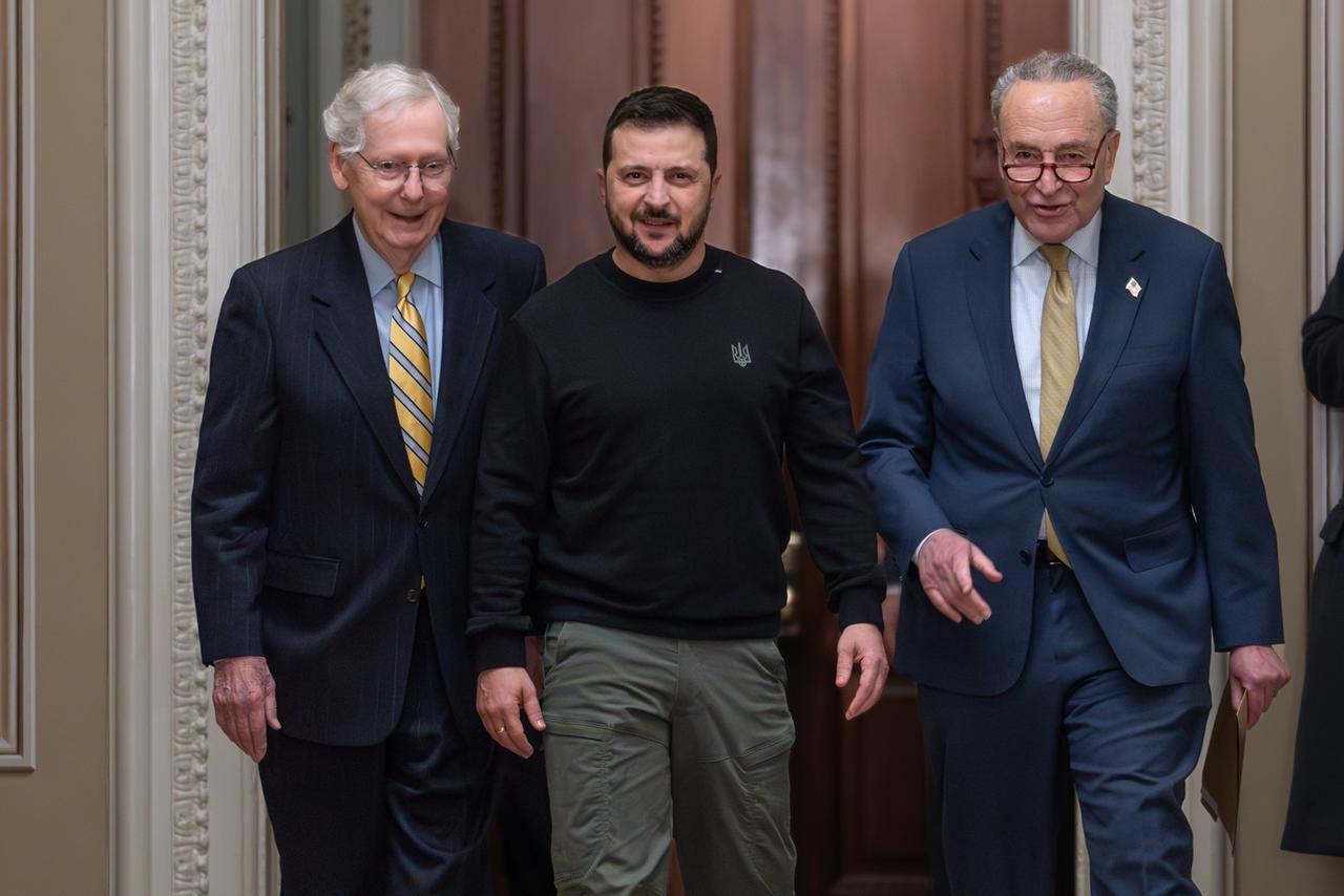 Wolodymyr Selenskyj (Mitte), Präsident der Ukraine, wird von Senatsminderheitenführer Mitch McConnell (links) und Mehrheitsführer Chuck Schumer begleitet, als er im Kapitol in Washington ankommt. 