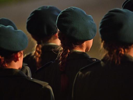 Soldatinnen in Reih und Glied beim öffentlichen Gelöbnis der Rekruten.