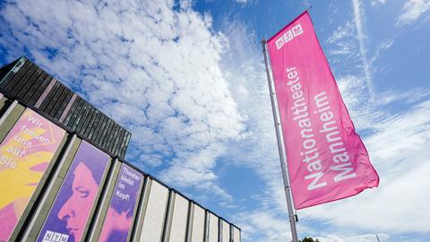 Das Haus des Nationaltheaters Mannheim aus leichter Froschperspektive.