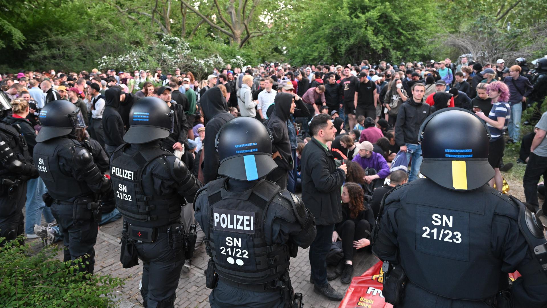 Bei Protesten gegen das Urteil im Prozess gegen Lina E. in Leipzig hat die Polizei in Leipzig nach Räumung eines Platzes Demonstranten eingekesselt.