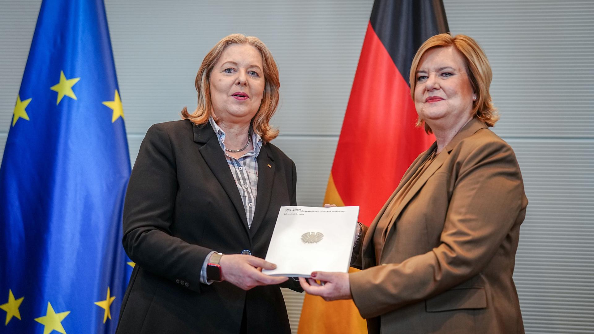 Eva Högl (r), Wehrbeauftragte des Deutschen Bundestages, übergibt den Jahresbericht 2024 zur Lage der Bundeswehr an Bärbel Bas (SPD), Bundestagspräsidentin. 