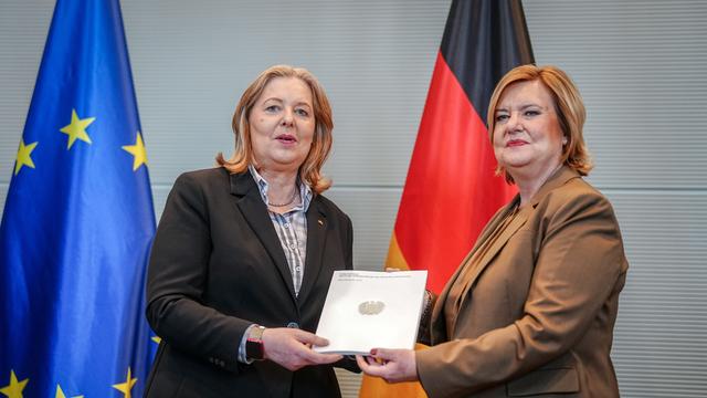 Eva Högl (r), Wehrbeauftragte des Deutschen Bundestages, übergibt den Jahresbericht 2024 zur Lage der Bundeswehr an Bärbel Bas (SPD), Bundestagspräsidentin. 