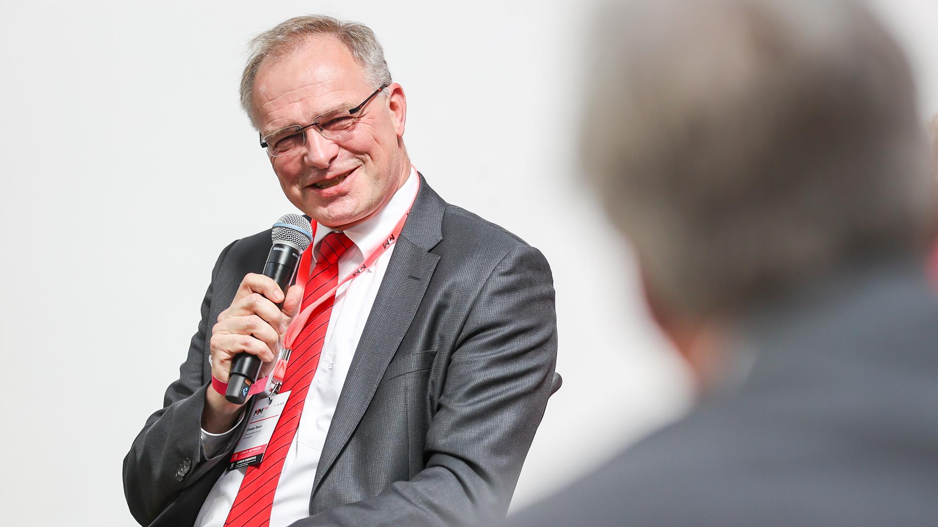 Stefan Raue, Intendant des Deutschlandradio, hier 2021 auf einem Podium der Medientage Mitteldeutschland mit Mikrofon in der Hand