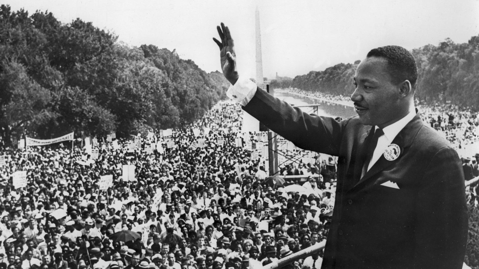 Der Bürgerrechtler Martin Luther King winkt am 28. August 1963 von der Lincoln Gedächtnisstätte in Washington den Demonstranten zu. Hier hielt er seine berühmte Rede "I have a dream". Der Bürgerrechtler Martin Luther King winkt am 28. August 1963 von der Lincoln Gedächtnisstätte in Washington den Demonstranten zu. Hier hielt er seine berühmte Rede "I have a dream".