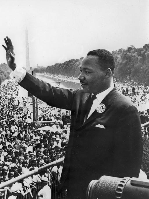 Der Bürgerrechtler Martin Luther King winkt am 28. August 1963 von der Lincoln Gedächtnisstätte in Washington den Demonstranten zu. Hier hielt er seine berühmte Rede "I have a dream".