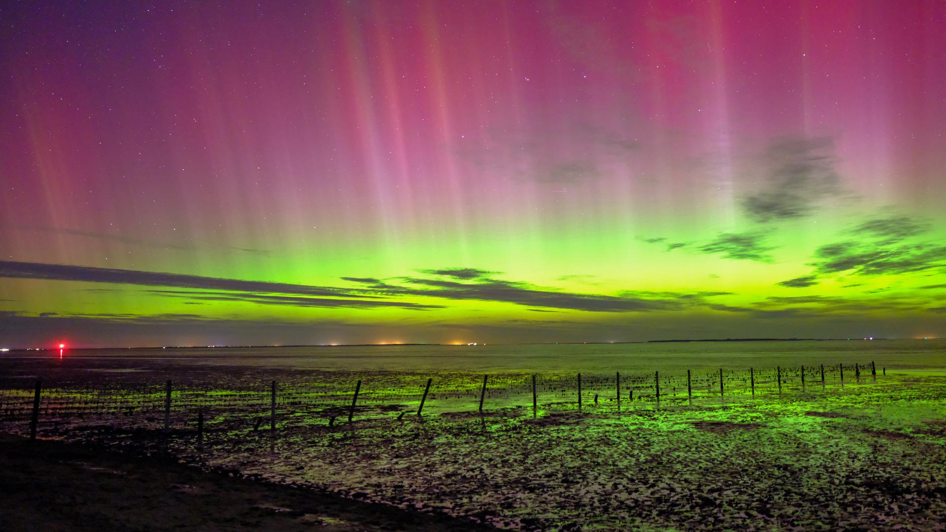 Der Himmel im niedersächischen Ort Schillig erscheint in bunten Farben. Der Himmel im niedersächischen Ort Schillig erscheint in bunten Farben.