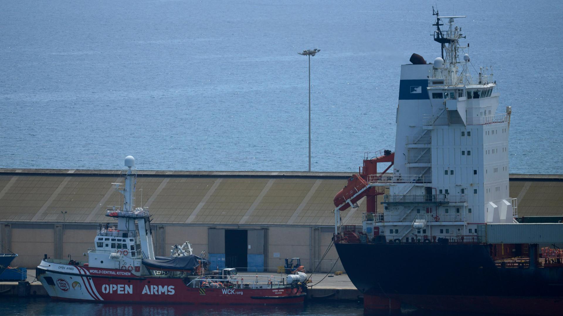 Zu sehen sind zwei Schiffe im Hafen von Larnaka.