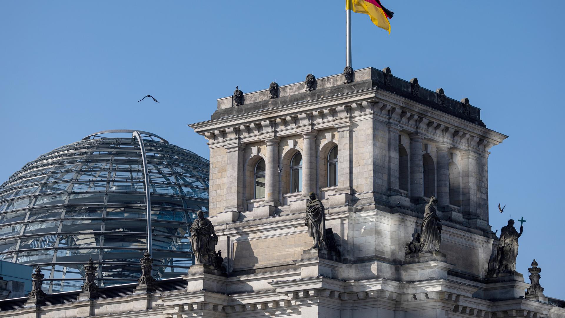 Das Reichtagsgebäude mit der gläsernen Kuppel vor blauem Himmel