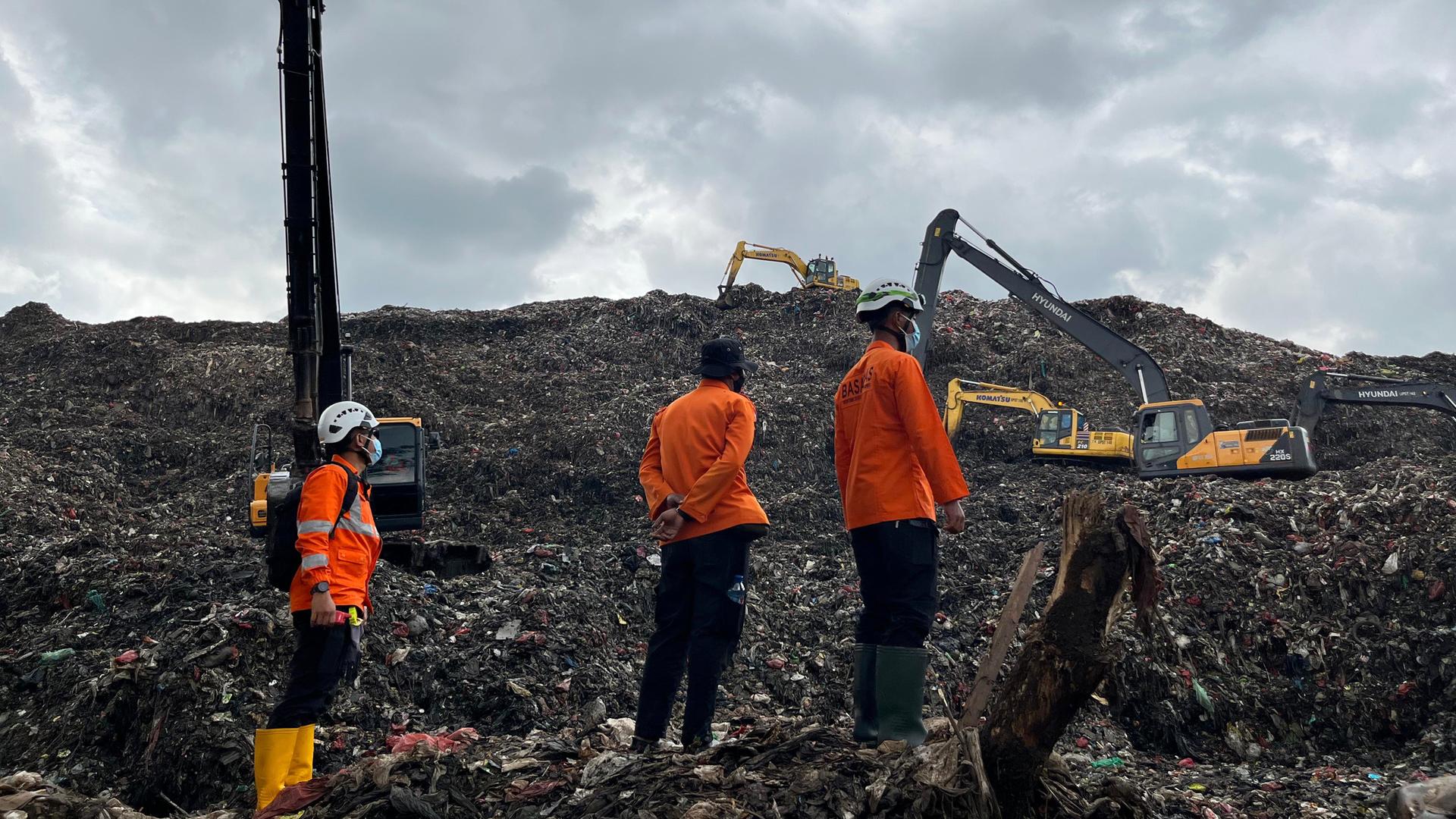 Bantargebang: Auf diesem von der indonesischen Nationalen Such- und Rettungsbehörde (BASARNAS) veröffentlichten Foto inspizieren Rettungskräfte den Ort einer Mülllawine, die mehrere Menschen getötet haben soll.