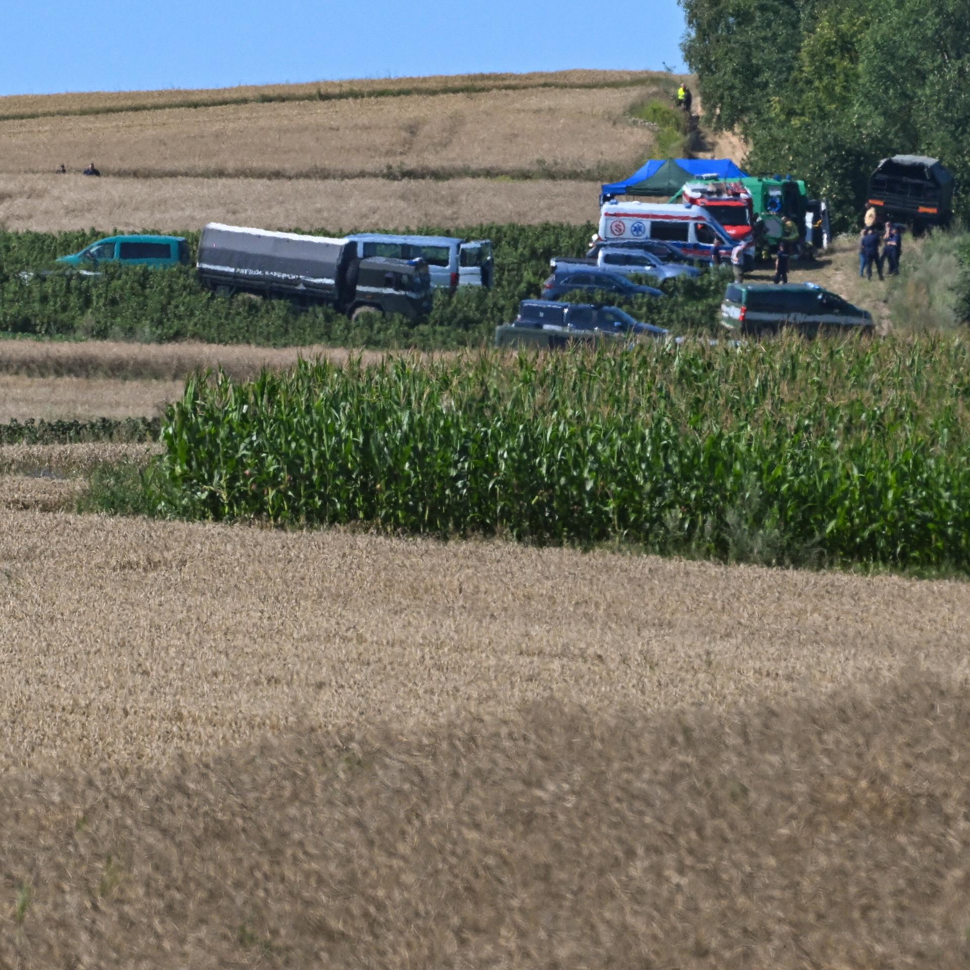 Polen, Tarnawa-Kolonia: Polizisten, Soldaten und Feuerwehrleute sind in der Nähe des Dorfes Tarnawa-Kolonia im Osten Polens im Einsatz.