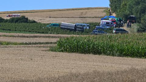 Polen, Tarnawa-Kolonia: Polizisten, Soldaten und Feuerwehrleute sind in der Nähe des Dorfes Tarnawa-Kolonia im Osten Polens im Einsatz.