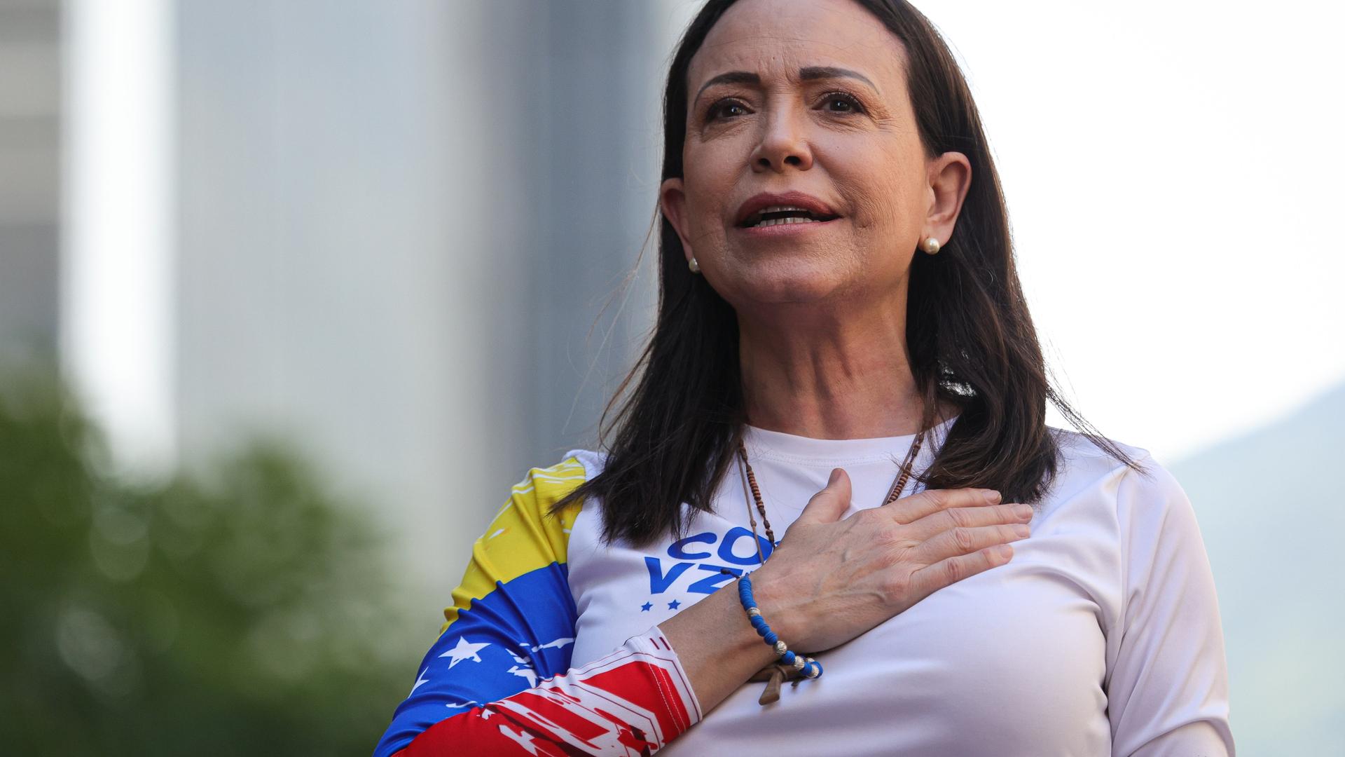 Oppositionsführerin María Corina Machado hält ihre Hand aufs Herz, während sie bei einer Anti-Regierungsdemonstration am 9. Januar 2025 in Caracas, Venezuela spricht. Oppositionsführerin María Corina Machado hält ihre Hand aufs Herz, während sie bei einer Anti-Regierungsdemonstration am 9. Januar 2025 in Caracas, Venezuela spricht.