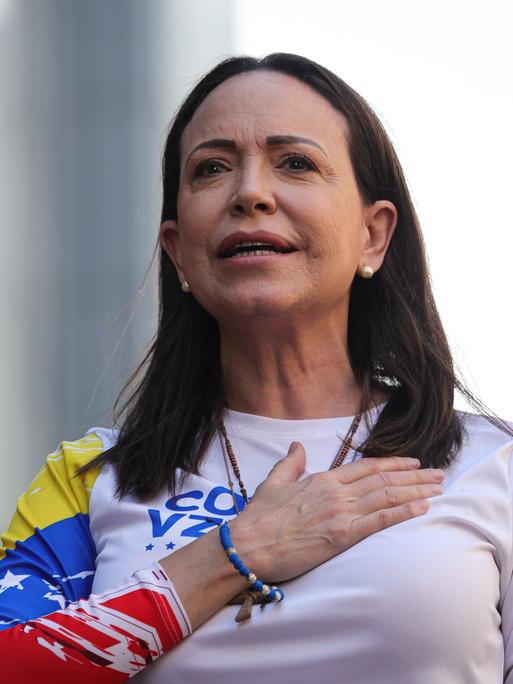 Oppositionsführerin María Corina Machado hält ihre Hand aufs Herz, während sie bei einer Anti-Regierungsdemonstration am 9. Januar 2025 in Caracas, Venezuela spricht.