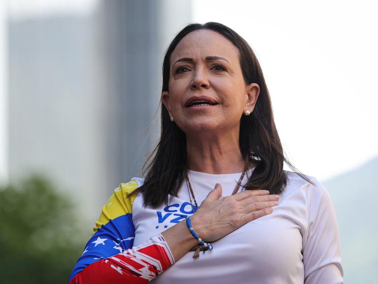 Oppositionsführerin María Corina Machado hält ihre Hand aufs Herz, während sie bei einer Anti-Regierungsdemonstration am 9. Januar 2025 in Caracas, Venezuela spricht.