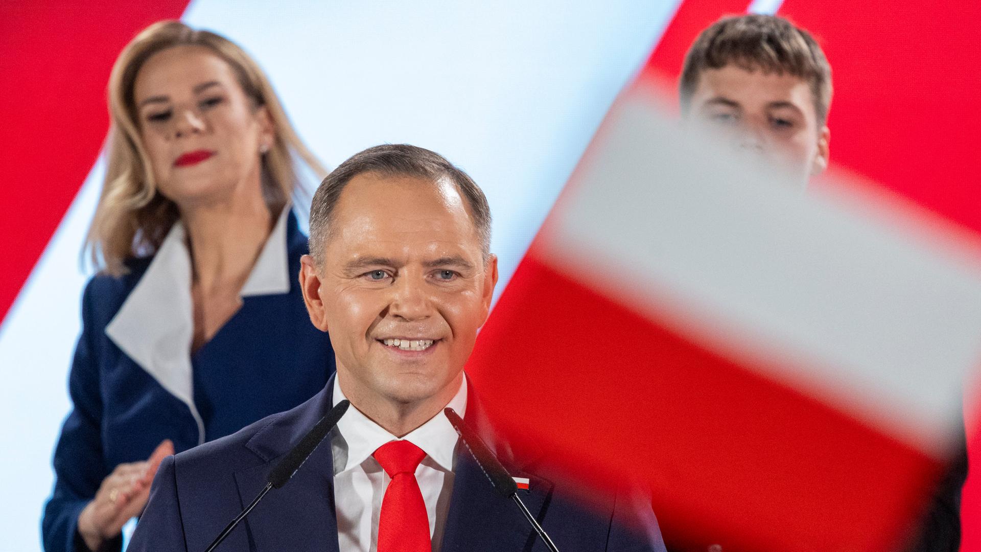 Präsidentschaftskandidat Karol Nawrocki, unterstützt von der Partei Recht und Gerechtigkeit, in der Wahlnacht nach dem zweiten Wahlgang der polnischen Präsidentschaftswahlen